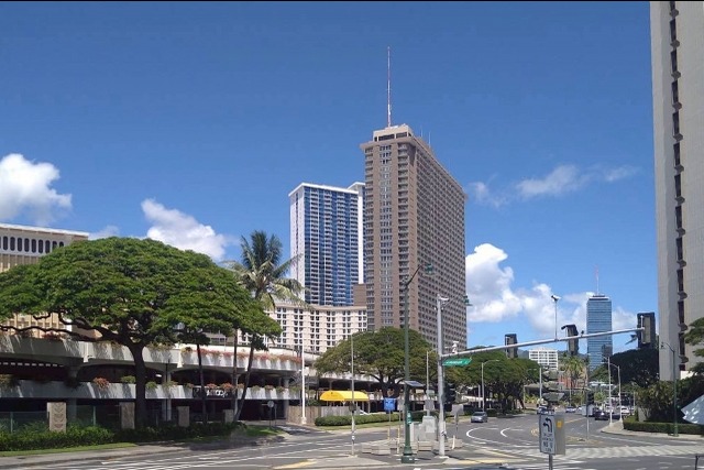 honolulu-street-skyline